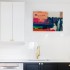 Cuadro abstracto  con diferentes texturas decorando una cocina blanca