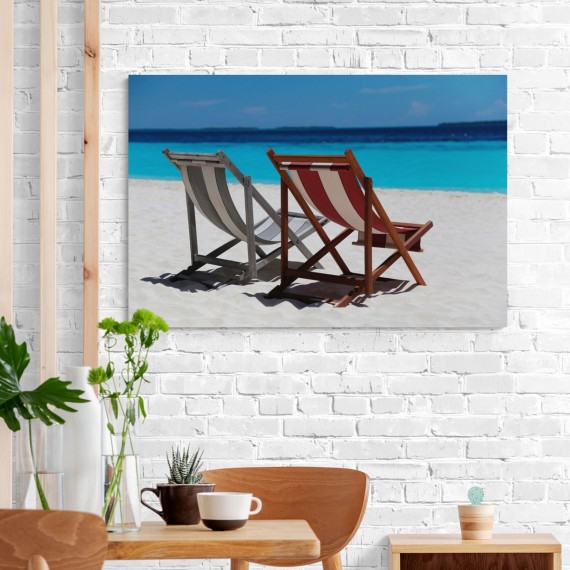 Cuadro de paisaje de playa con dos tumbonas mirando al mar.